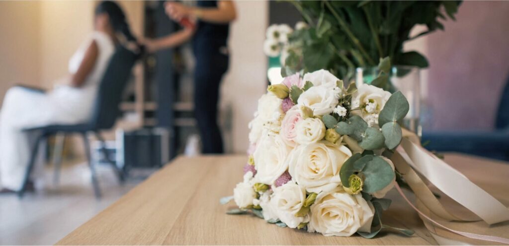 Le bouquet posé sur une table pendant les préparatifs