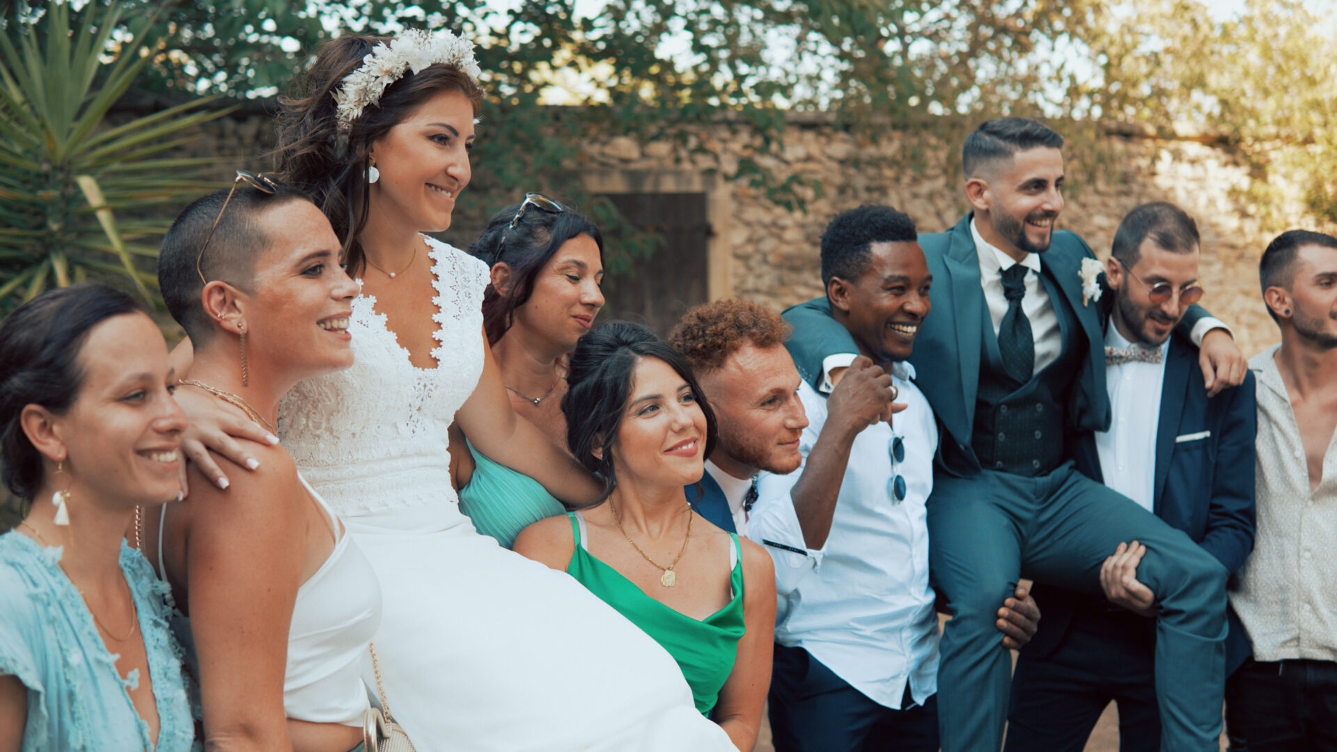 La mariée entourée de ses invités, tous en train de rire